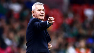 Mexicos landstræner Javier Aguirre peger.