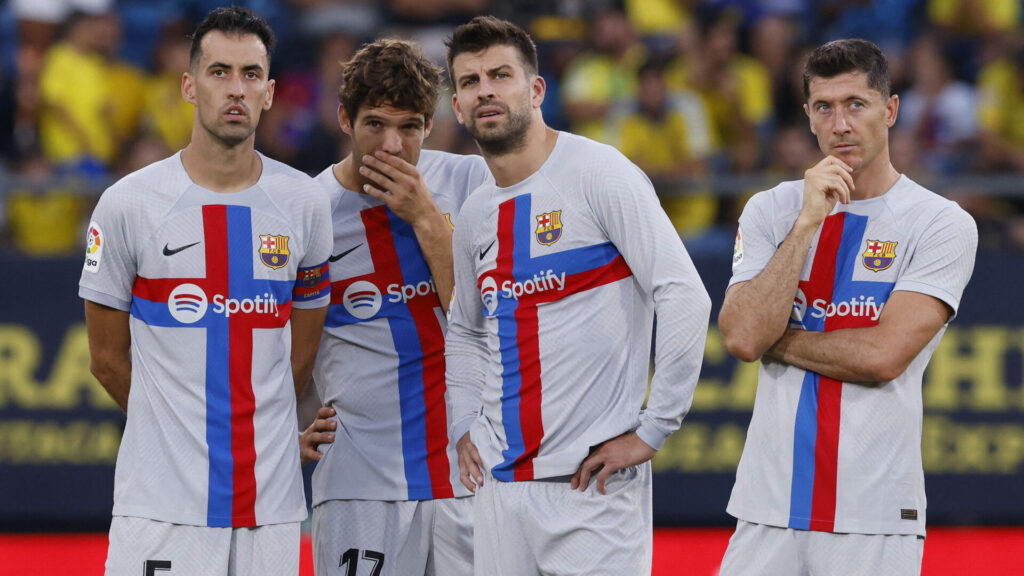 Gerard Piqué står sammen med tre holdkammerater.