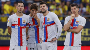 Gerard Piqué står sammen med tre holdkammerater.