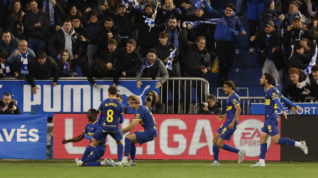 Alaves-spillere jubler efter scoring.