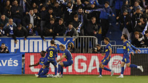 Alaves-spillere jubler efter scoring.