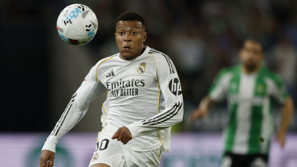 Kylian Mbappé med øjnene rettet mod bolden.