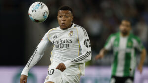 Kylian Mbappé med øjnene rettet mod bolden.