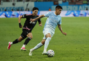 Claudio Echeverri i aktion for Manchester City.