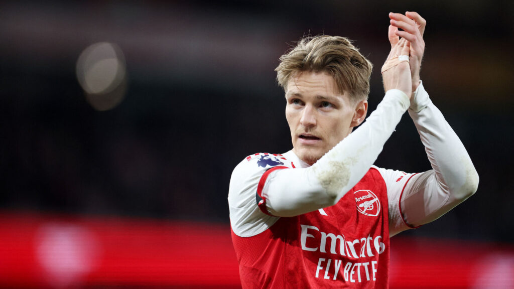 Martin Ødegaard klapper af Arsenals fans