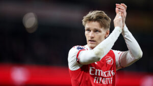 Martin Ødegaard klapper af Arsenals fans