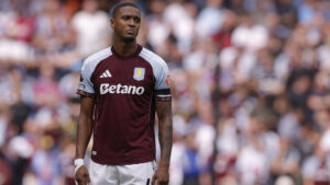 Ezri Konsa i aktion for Aston Villa