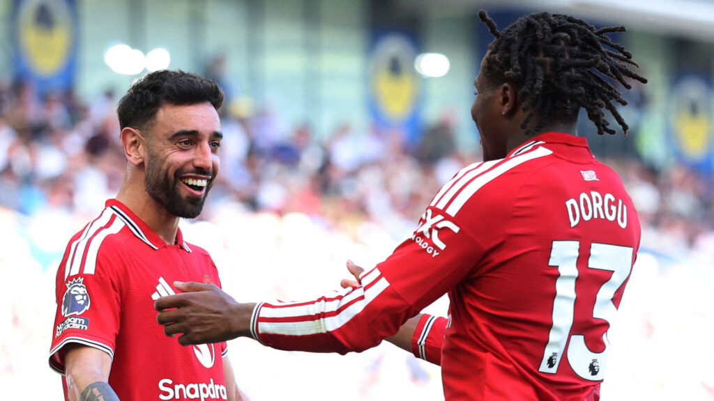 Bruno Fernandes og Patrick Dorgu jubler sammen.