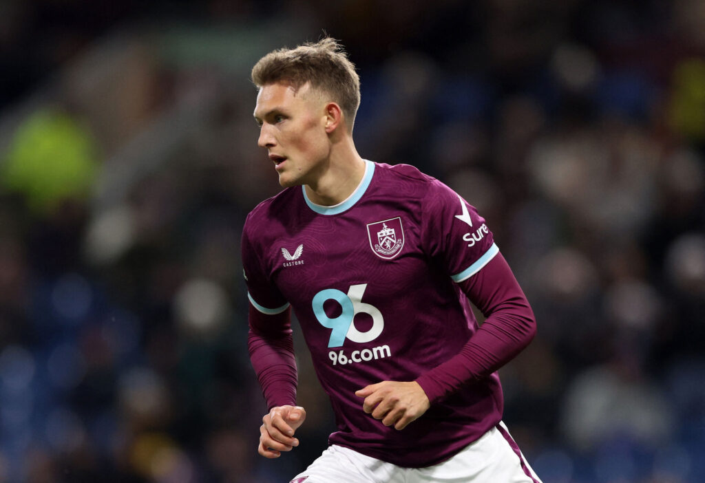 Oliver Sonne i kamp for Burnley.