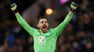 Martin Dubravka med to arme i vejret.
