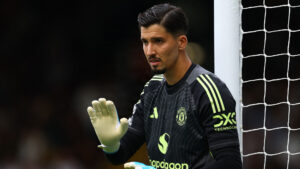 Altay Bayindir i aktion for Manchester United