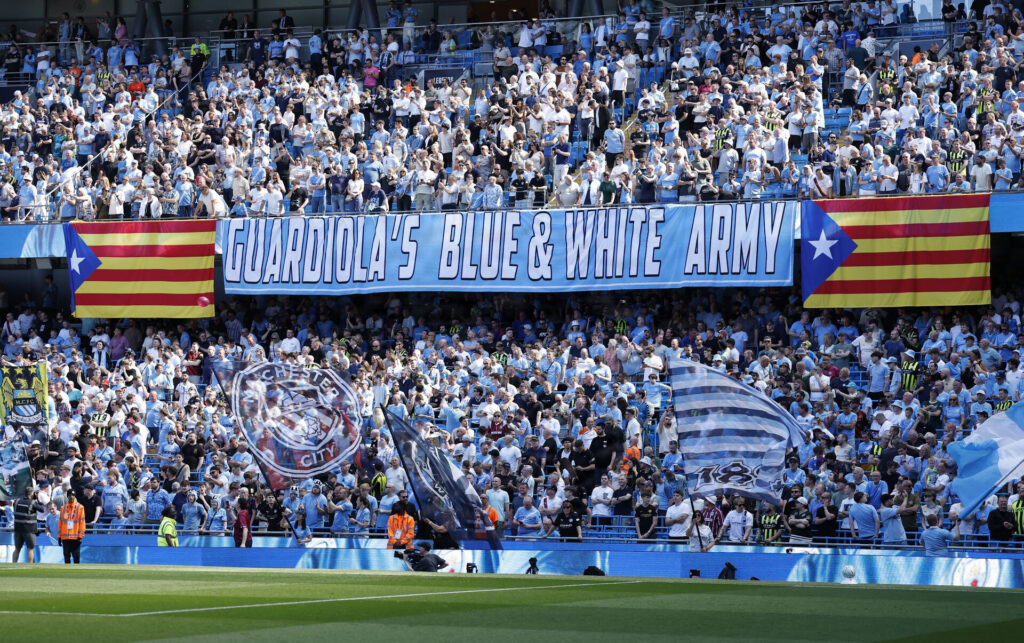 Manchester City fans viser banner til kampen mod Aston Villa den 24. maj 2026.