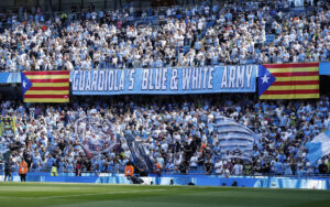 Manchester City fans viser banner til kampen mod Aston Villa den 24. maj 2026.
