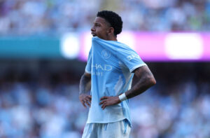 Savinho fra Manchester City bidder sig i trøjen under en kamp mod Aston Villa i maj 2026