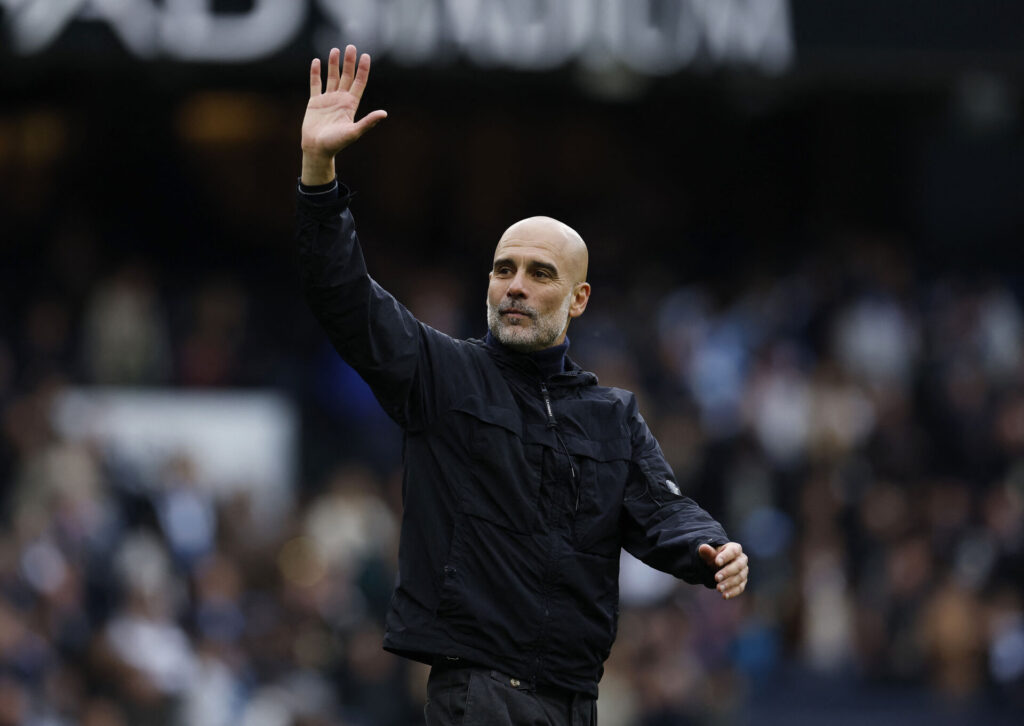 Pep Guardiola vinker.