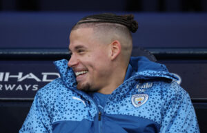 Kalvin Phillips griner fra bænken under en kamp for Manchester City mod Sheffield United den 30. december 2023.
