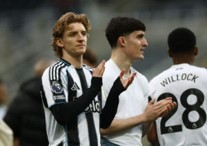 Anthony Gordon klapper til Newcastle-fansene