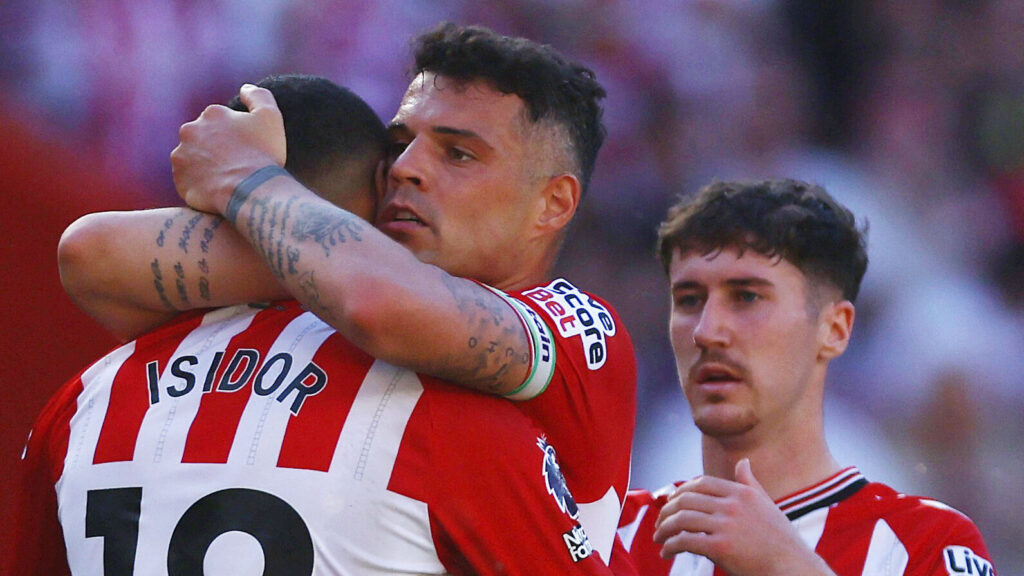 Sunderland-anfører Granit Xhaka omfavner sin holdkammerat.