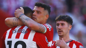 Sunderland-anfører Granit Xhaka omfavner sin holdkammerat.