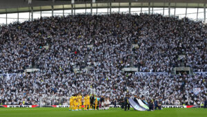 Et billede af en masse Spurs-fans