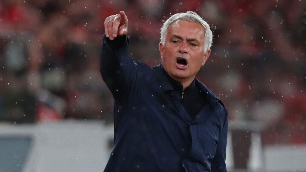 José Mourinho peger med åben mund.