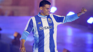 Thiago Silva smiler ud mod publikum.