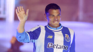 Thiago Silva vinker til Porto-fansene.
