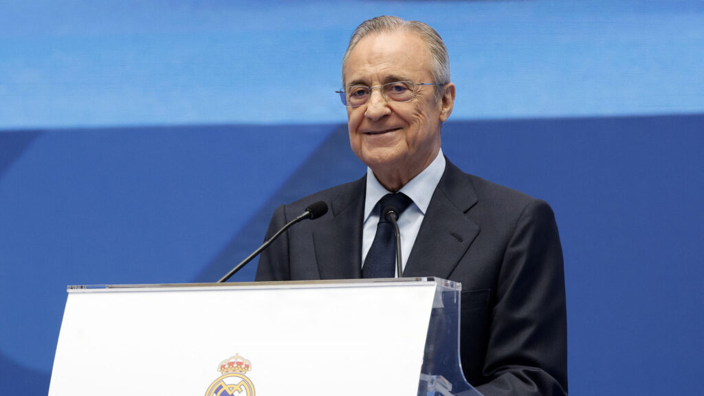 Real Madrid-præsident Florentino Perez på talerstolen.