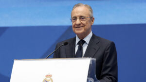 Real Madrid-præsident Florentino Perez på talerstolen.
