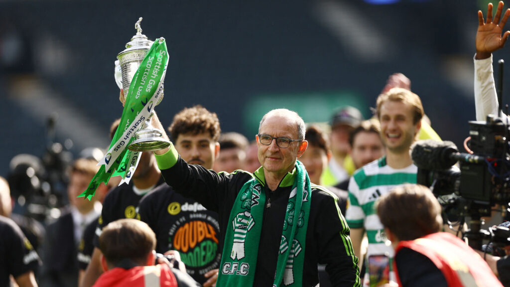 Martin O'Neill løfter den skotske pokal