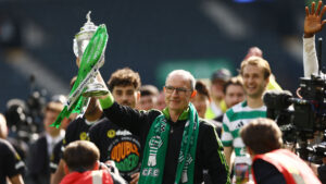 Martin O'Neill løfter den skotske pokal