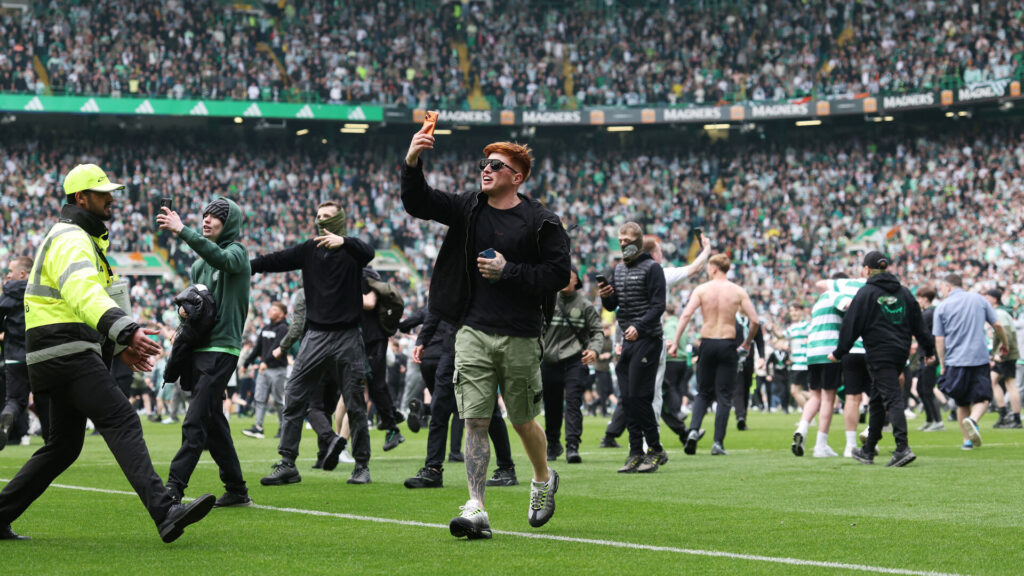 Baneinvasion efter opgøret mellem Celtic og Hearts.