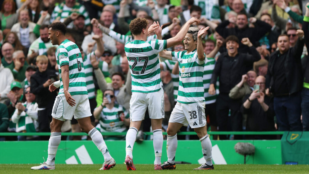Daezen Maeda og Celtic jubler over scoring mod Rangers.