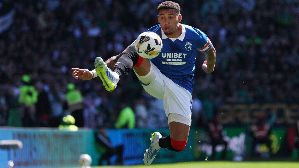James Tavernier hopper efter bolden.