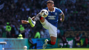 James Tavernier hopper efter bolden.