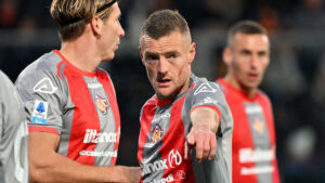 Jamie Vardy peger i Cremonese-trøjen.