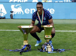 Denzel Dumfries med trofæerne efter Inter vand Seria A og Copa Italia, 17. maj 2026