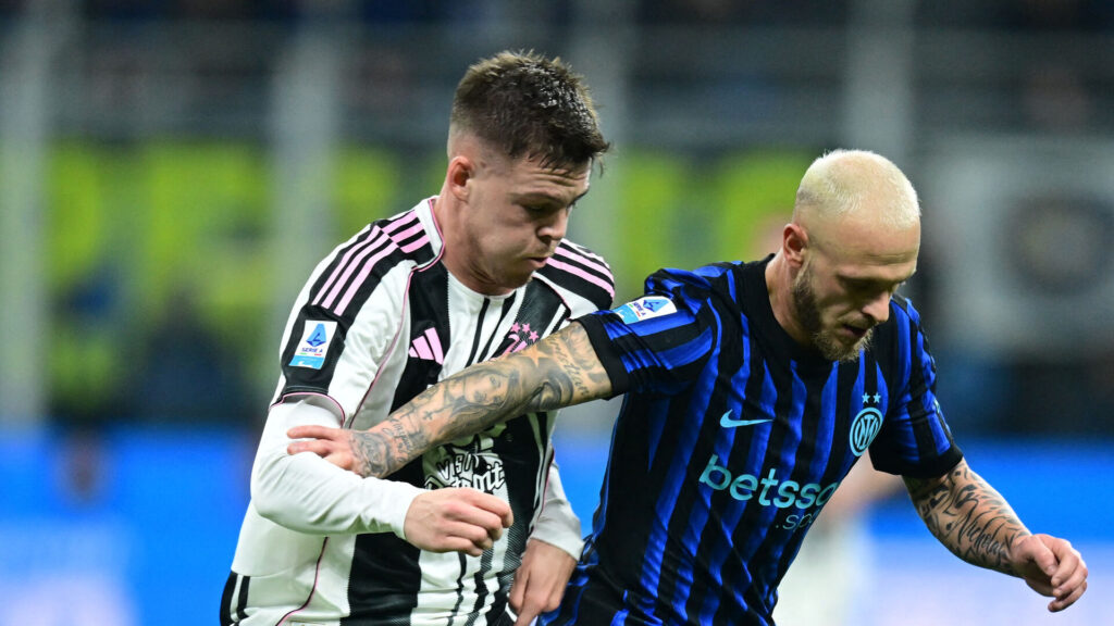 Emil Holm i aktion for Juventus mod Inters Federico Dimarco.