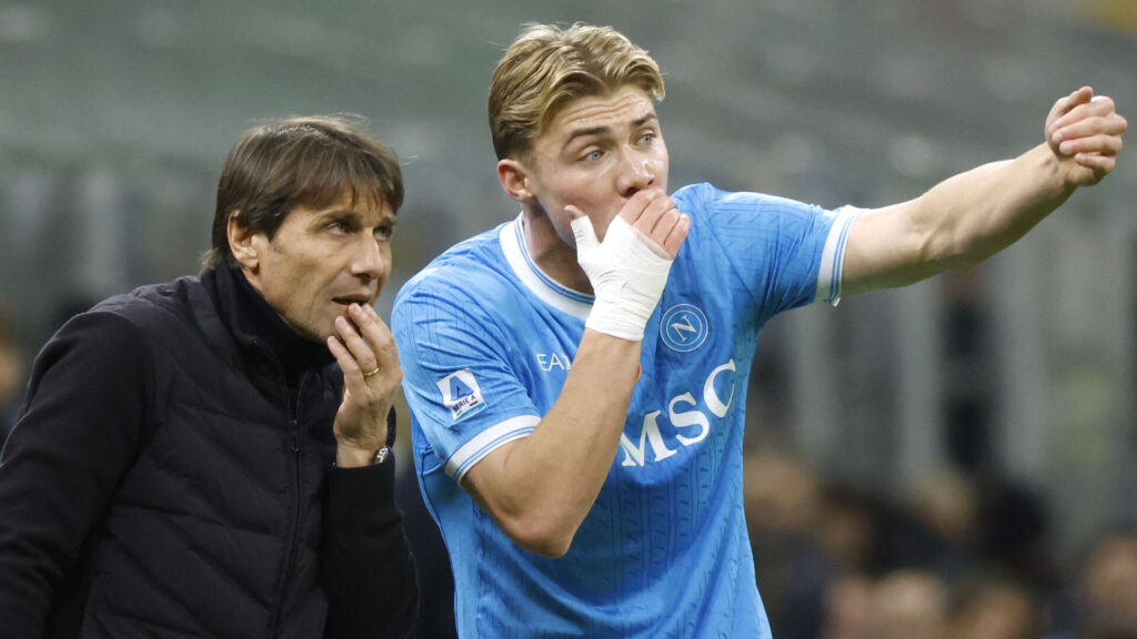 Antonio Conte taler med Rasmus Højlund i Napoli.