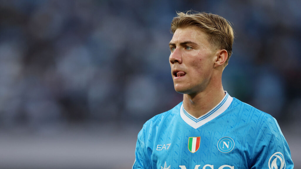 Rasmus Højlund i kamp for Napoli
