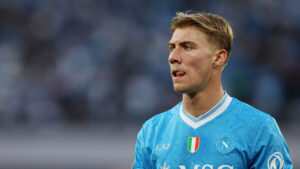 Rasmus Højlund i kamp for Napoli