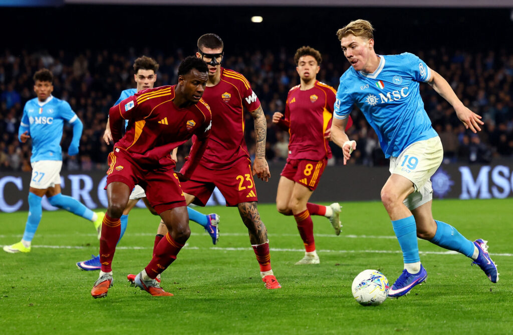 Rasmus Højlund i kamp for Napoli.