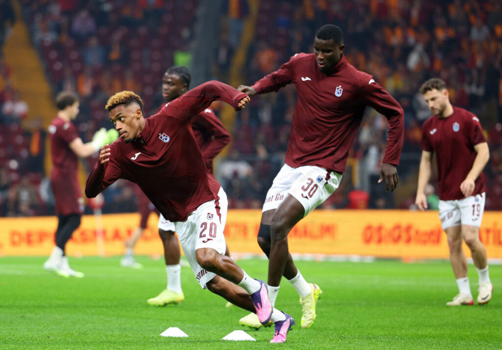 Paul Onuachu varmer op