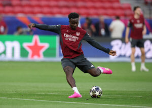 Bukayo Saka sparker på mål.