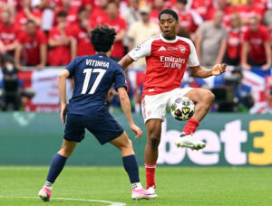 Myles Lewis Skelly for Arsenal i duel med Vitinha for PSG i CL-finalen den 30. maj 2026.