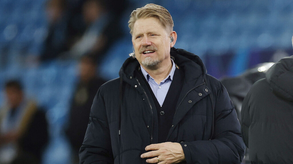Peter Schmeichel med mikrofon på kinden.
