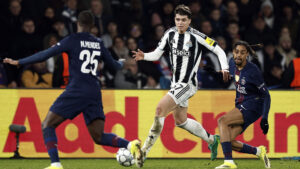 Newcastles Lewis Miley i aktion for Newcastle mod PSG.