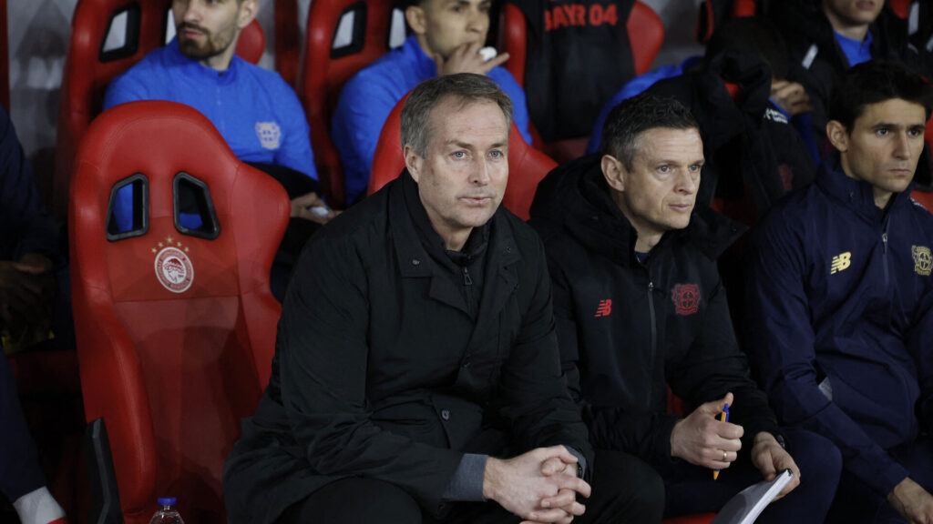 Kasper Hjuland og Rogier Meijer på bænken for Bayer Leverkusen
