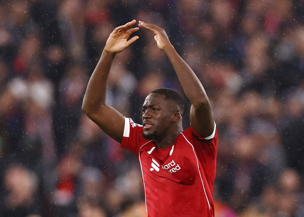 Ibrahima Konate med armene i vejret.