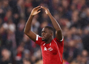 Ibrahima Konate med armene i vejret.